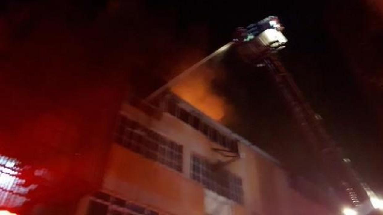 Bayrampaşa'da 3 katlı iş hanında yangın