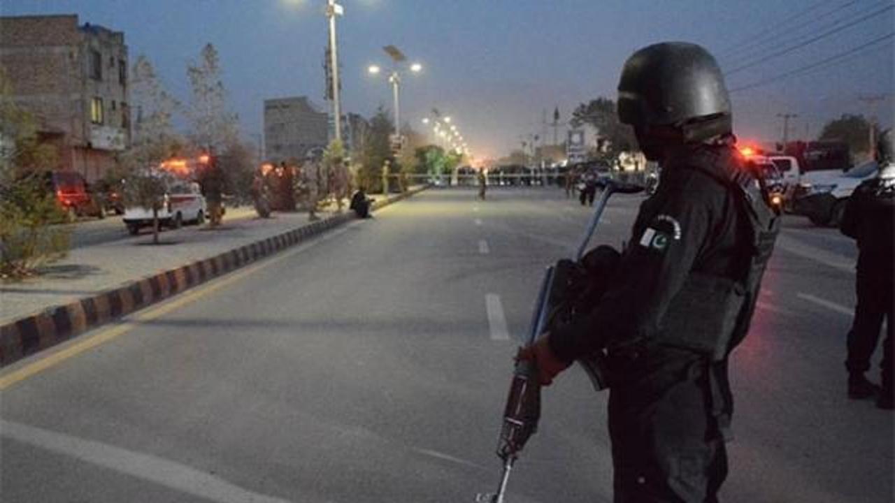Pakistan'da askeri konvoya saldırı!