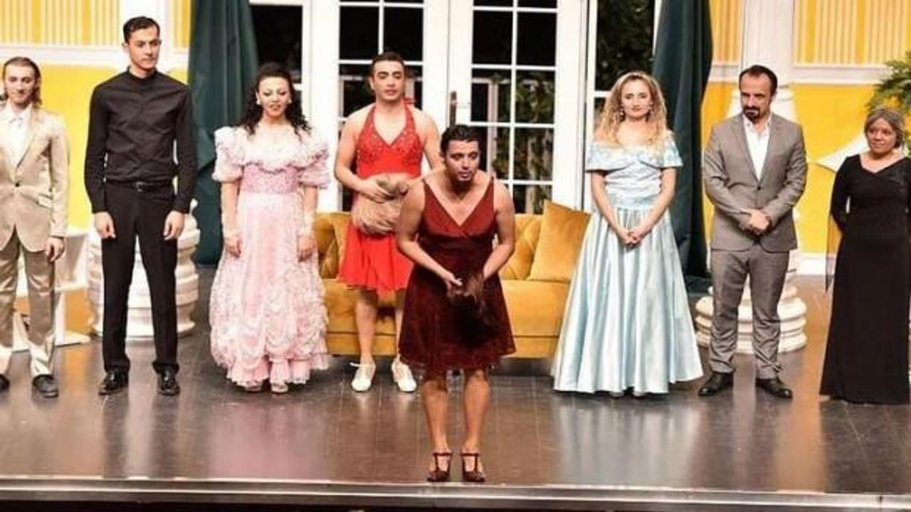 Tiyatro oyununu izlerken g&uuml;lmekten bayıldı!