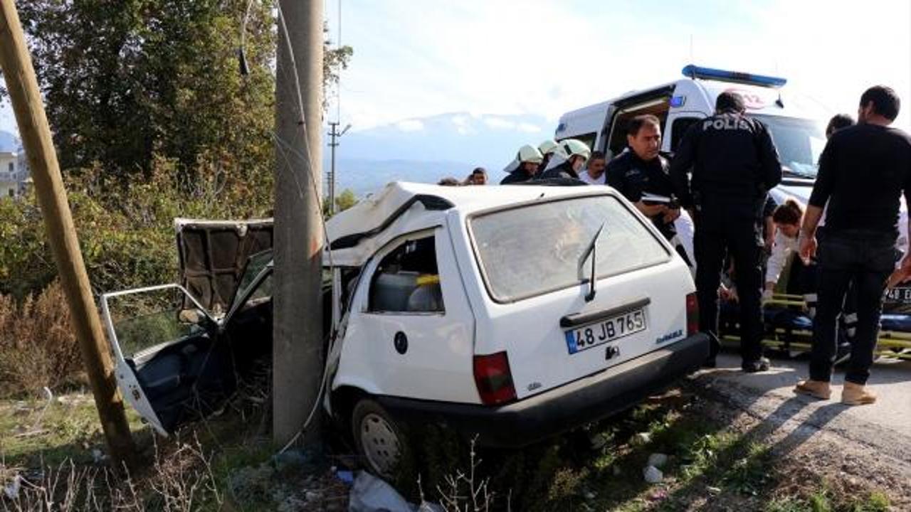 Muğla'da otomobil direğe çarptı: 3 yaralı