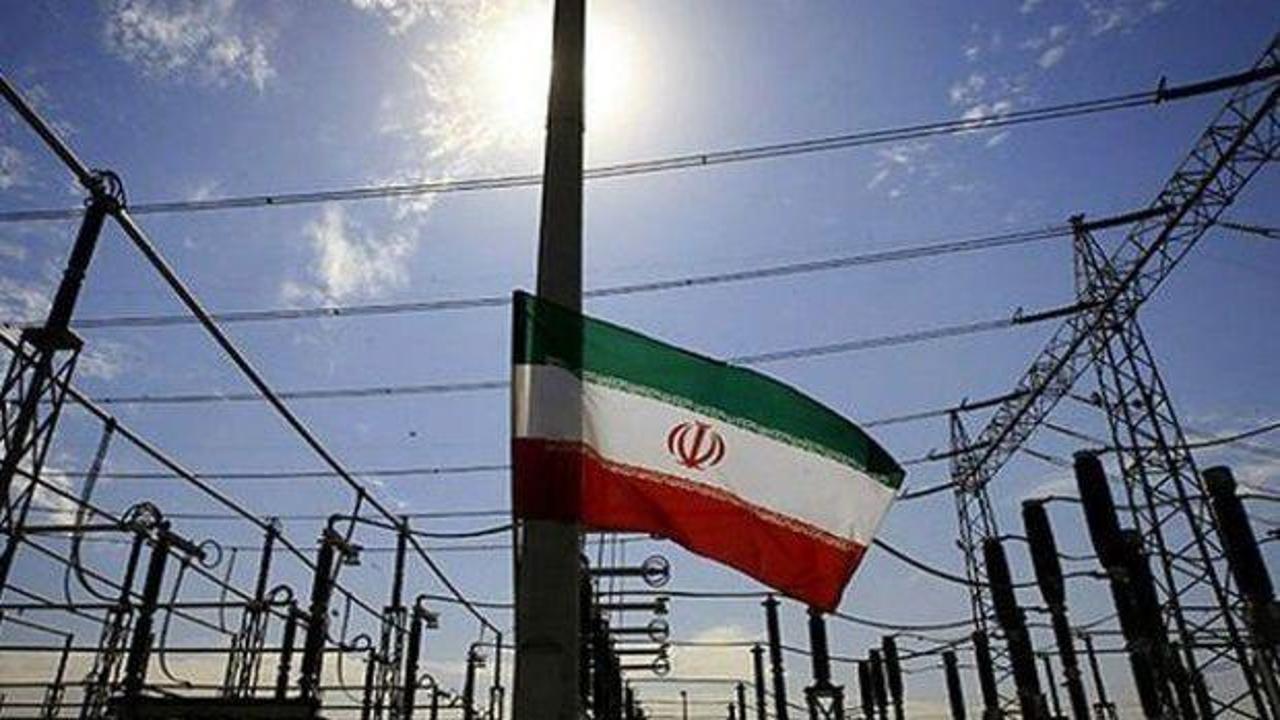 İran'da bakanlık önünde büyük telaş! Kendini yaktı