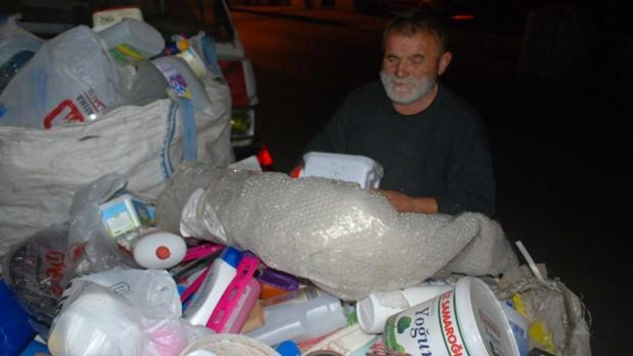 &Ccedil;&ouml;pte atık kağıt ararken &ouml;yle bir şey buldu ki!