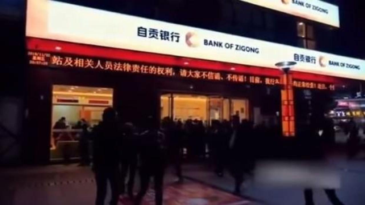 Haberi okuyan Çinliler bankaya koştu