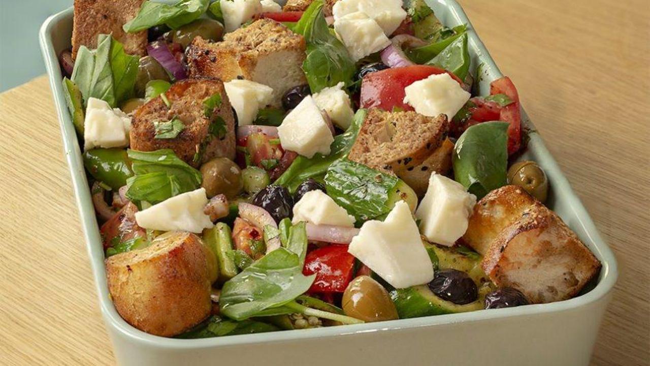 Pideli sumak soslu yeşil salata nasıl yapılır?