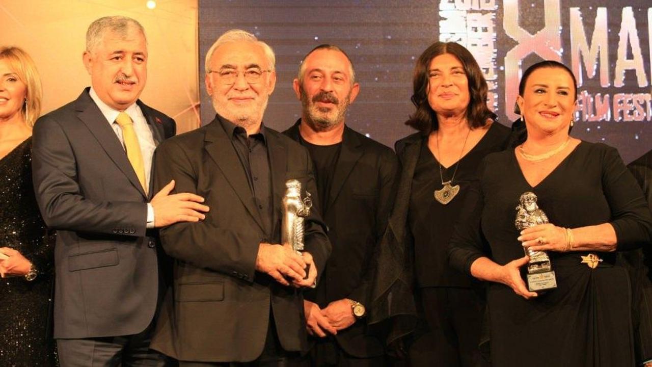 Şener Şen Cem Yılmaz'ın elinden 'Onur Ödül'ünü aldı