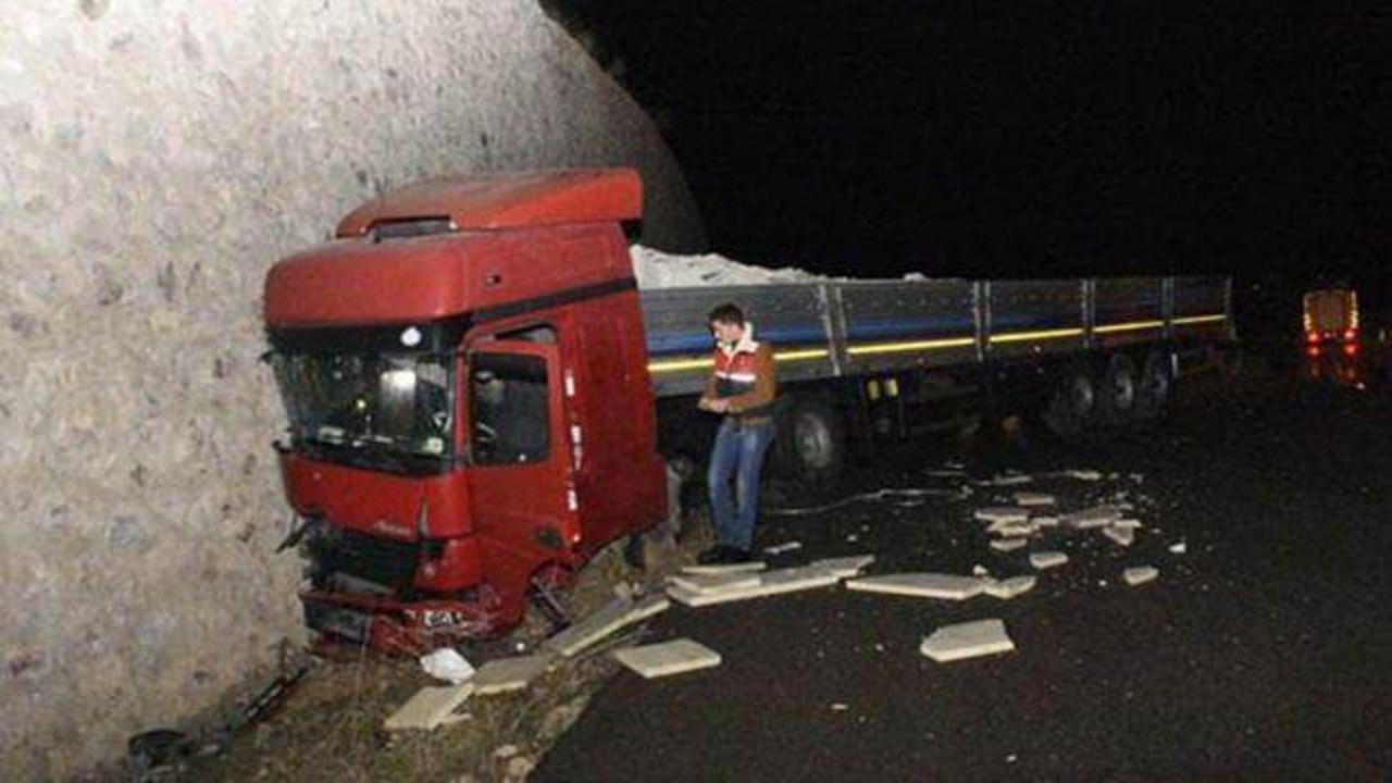 Korkun&ccedil; kaza! Duvara saplandı