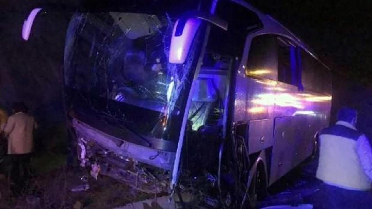 Yolcu otobüsü refüje çarptı: 21 yaralı