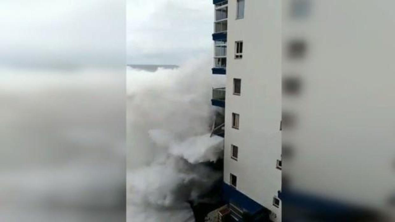 Dev dalgalar balkonları yıkıp geçti!