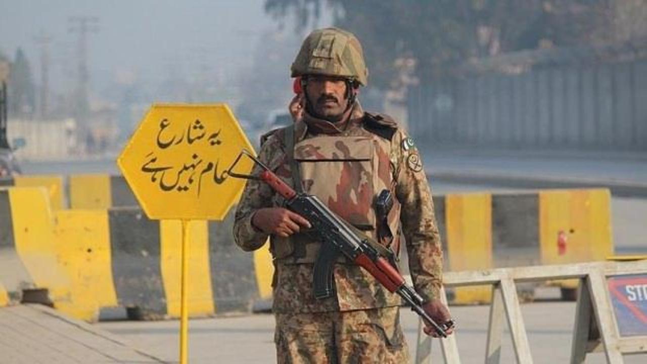 Pakistan'da medreseye saldırı! Korkunç bilanço