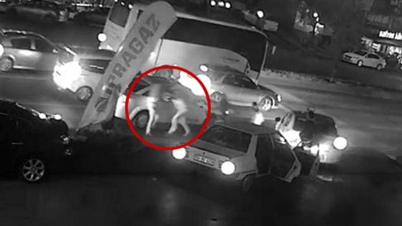 Taksiciye tekme-tokat saldırı kamerada