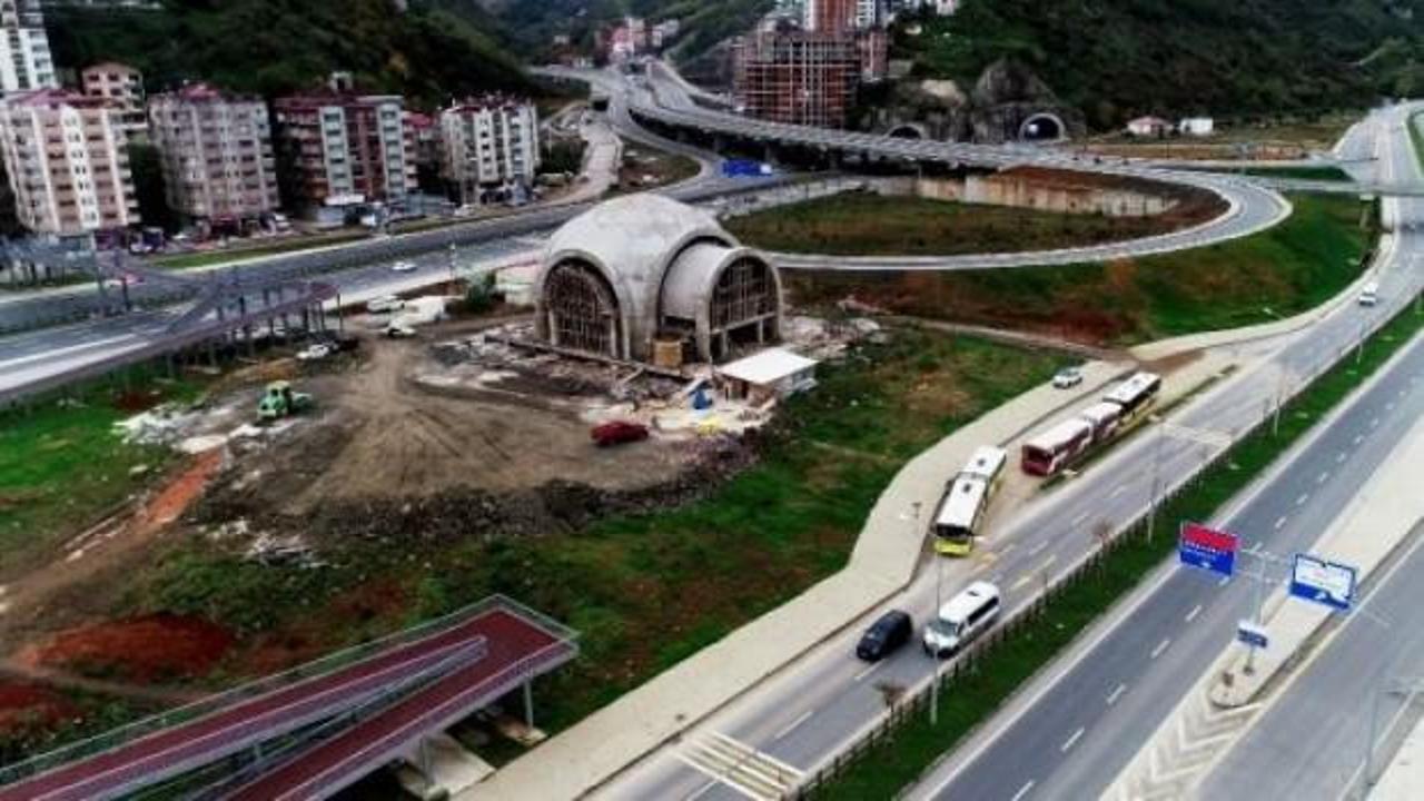 Trabzon'da cami iki yolun ortasında kaldı!