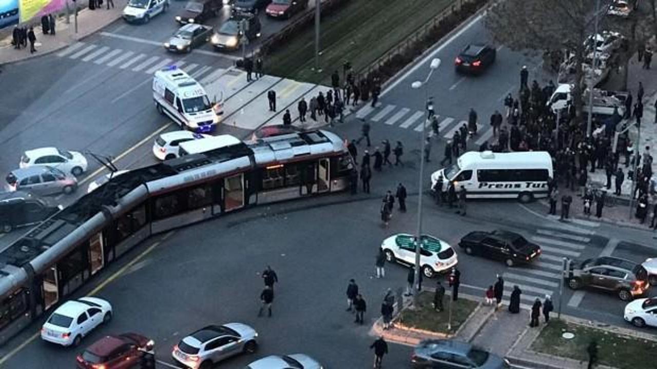 Tramvay öğrenci servisine çarptı: 6 yaralı