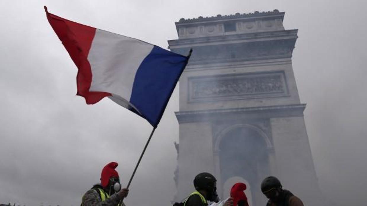 Fransa yine karıştı: Sarı Yelekliler sokakta!