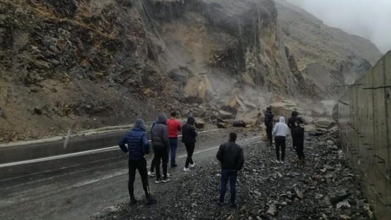 Dağdan kopan kayalar yolu kapattı