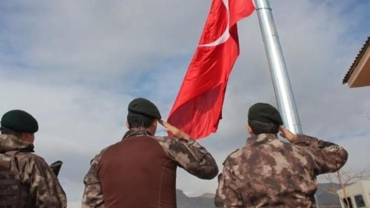 Hakkari'de 50 metrelik direğe Türk bayrağı 