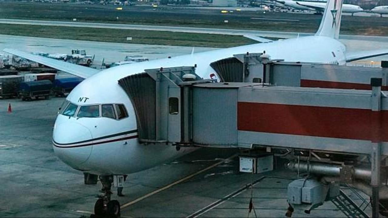 Hostes &lsquo;slide&rsquo; patlatınca u&ccedil;ak 3 saat r&ouml;tar yaptı