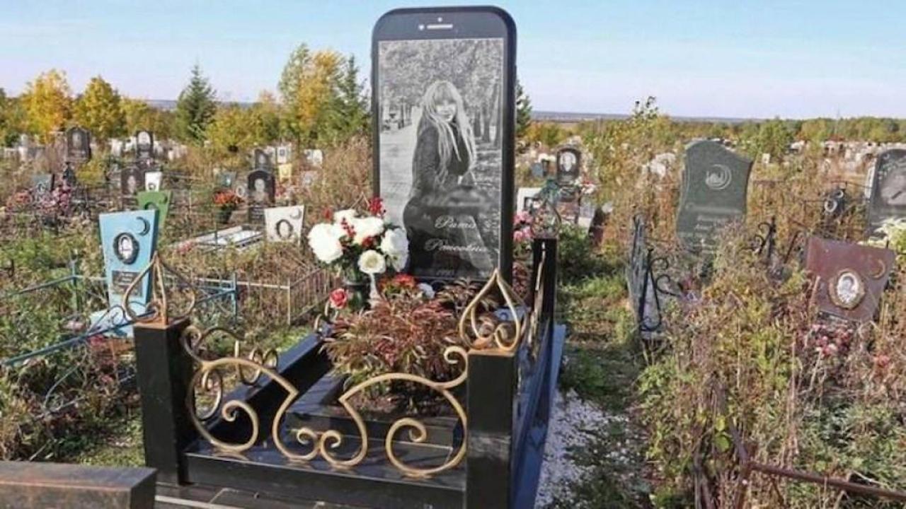 Mezar taşının şekli görenleri şaşkınlığa uğrattı!