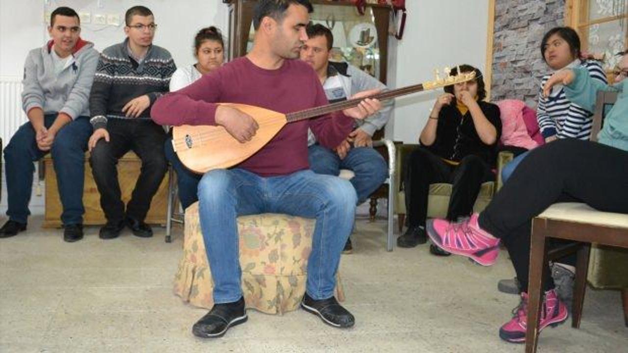 Görme engelli müzik öğretmeni engellilere ders veriyor