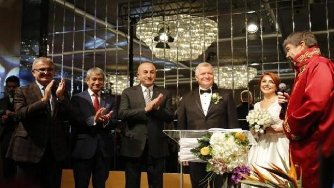 Bakan Çavuşoğlu, Antalya'da nikah törenine katıldı