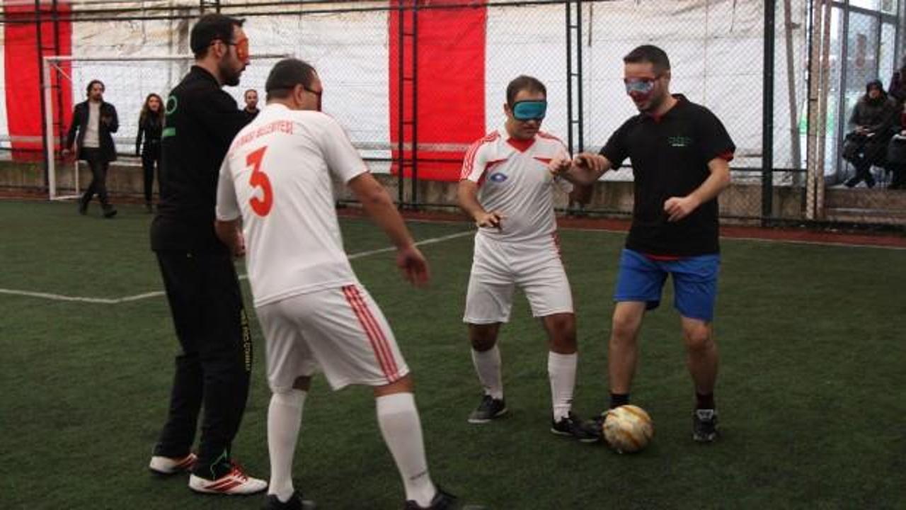 G&ouml;zlerini bağlayıp g&ouml;rme engellilerle ma&ccedil; yaptılar