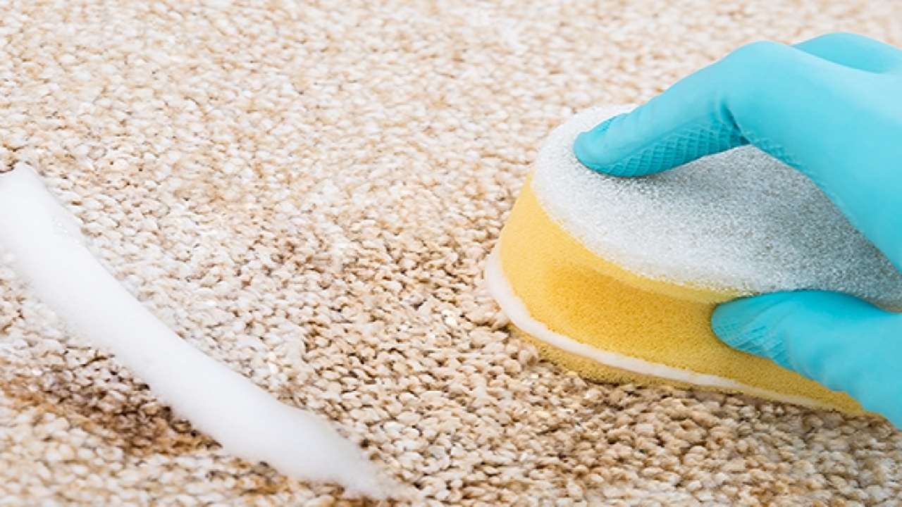 Halıdan saç boyasını temizlemenin yolları