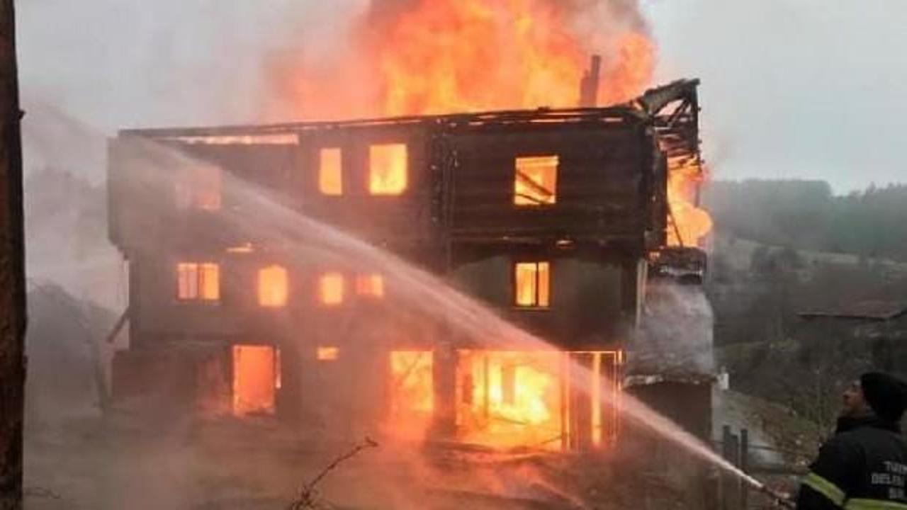 Kastamonu'da 3 katlı ahşap ev yandı