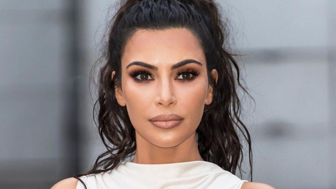 Kim Kardashian &ouml;yle bir şey giydi ki...