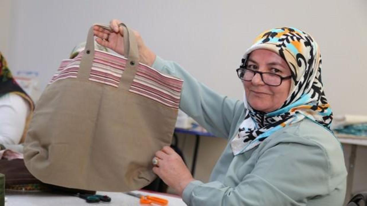 Poşet yasağı için kolları sıvayıp bez torba dikti