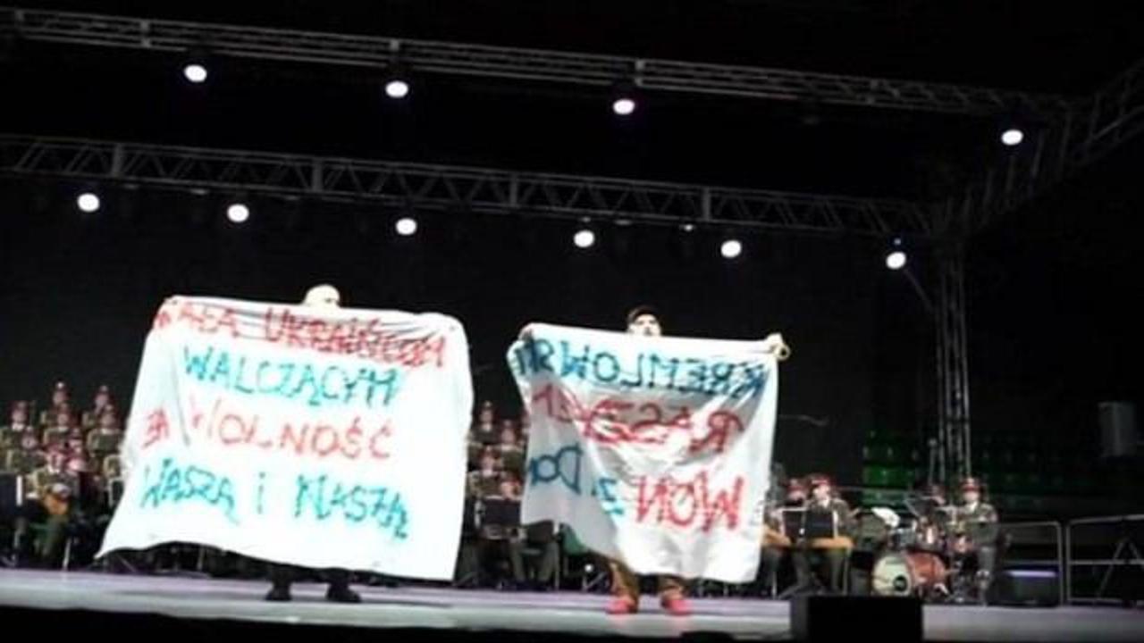 Rusya'ya protesto! Kızılordu konserini bastılar