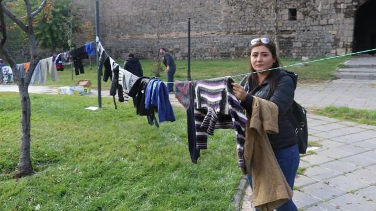 &Ccedil;ocuklar &uuml;ş&uuml;mesin diye askıda elbise kampanyası