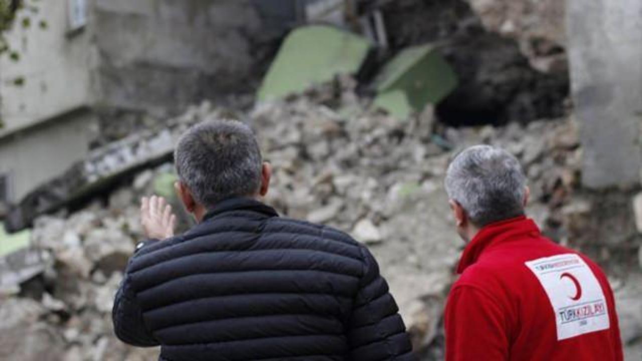 Siirt'te evleri yıkılan aileye Kızılay'dan destek