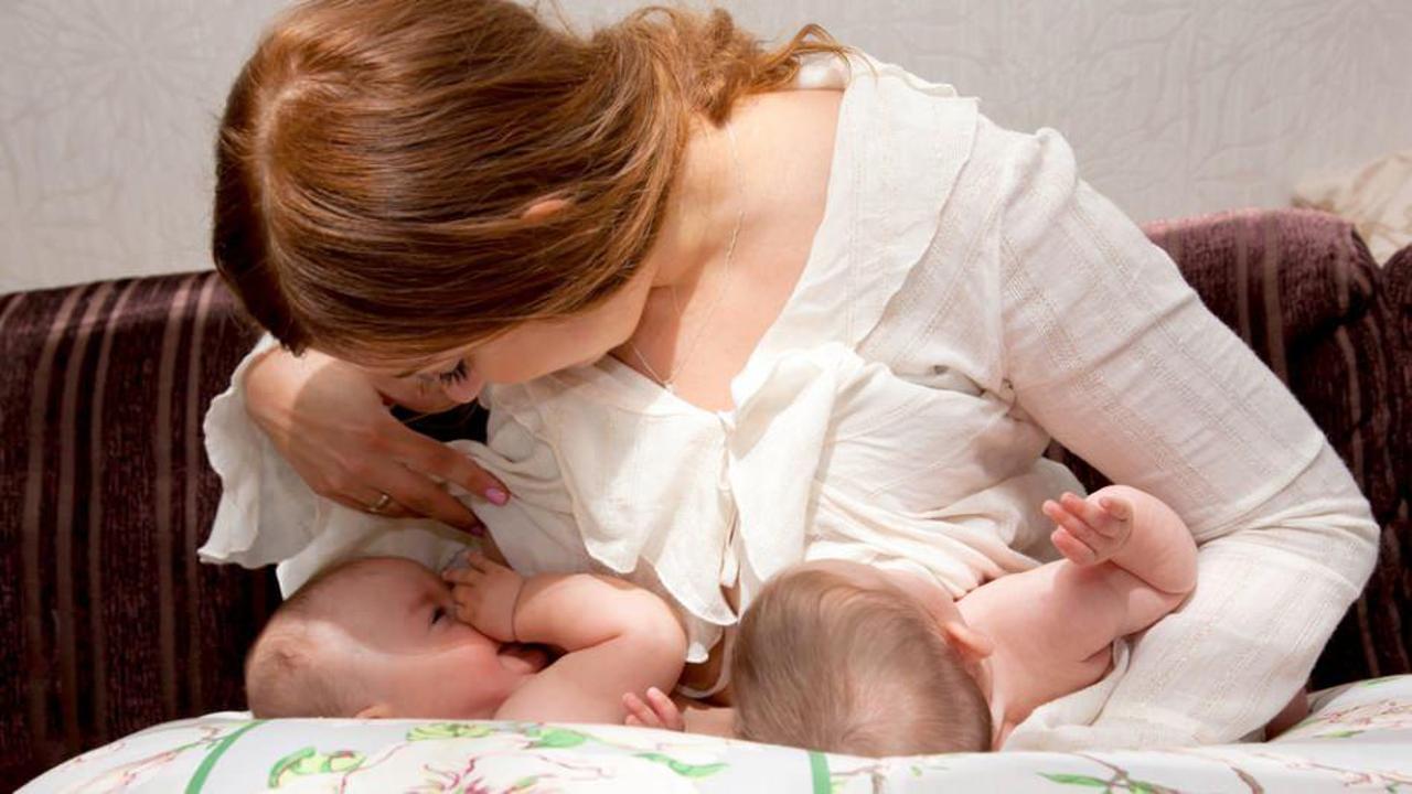 İkiz bebekler nasıl emzirilmeli? İkiz bebekler için emzirme pozisyonları