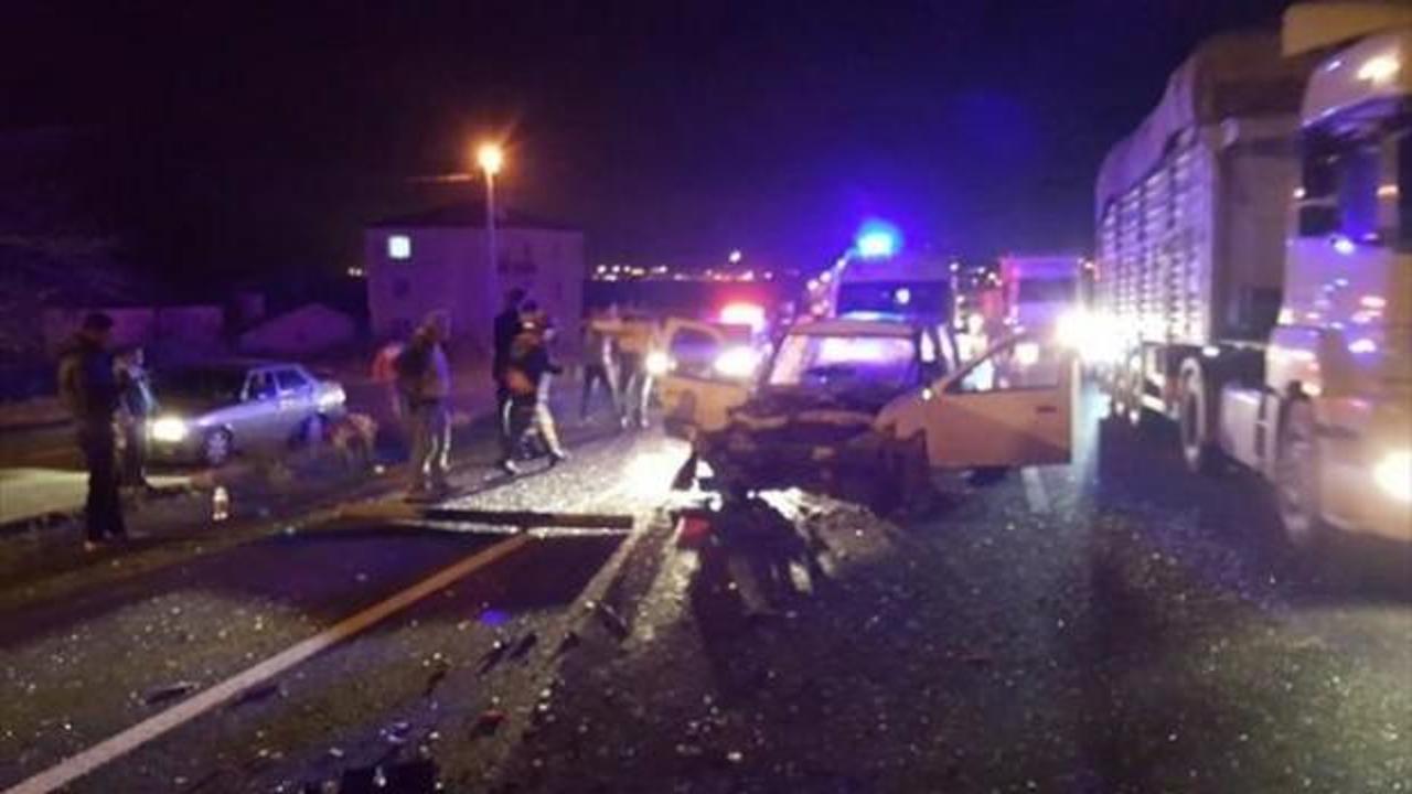 Silivri’de hafif ticari araç kamyona çarptı