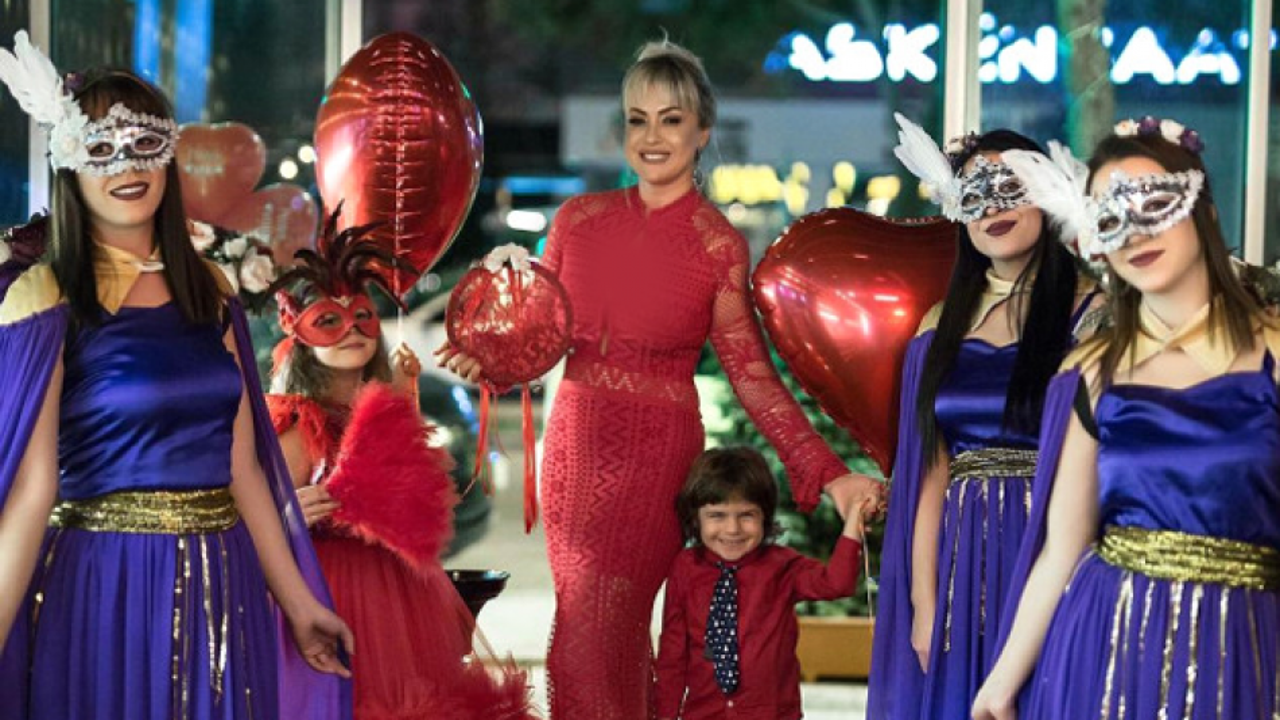 Yeliz Yeşilmen kına gecesi konseptli doğum günü partisi düzenledi