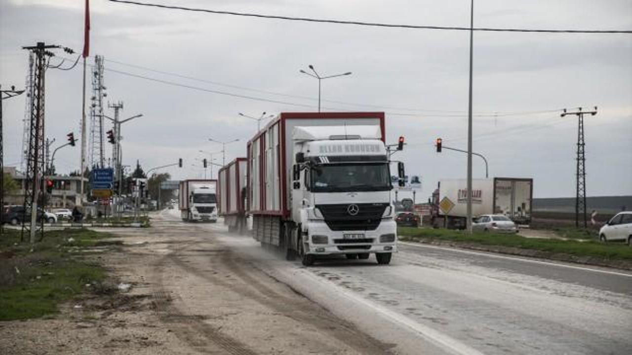 Suriye sınırına iş makinesi ve konteyner sevkiyatı