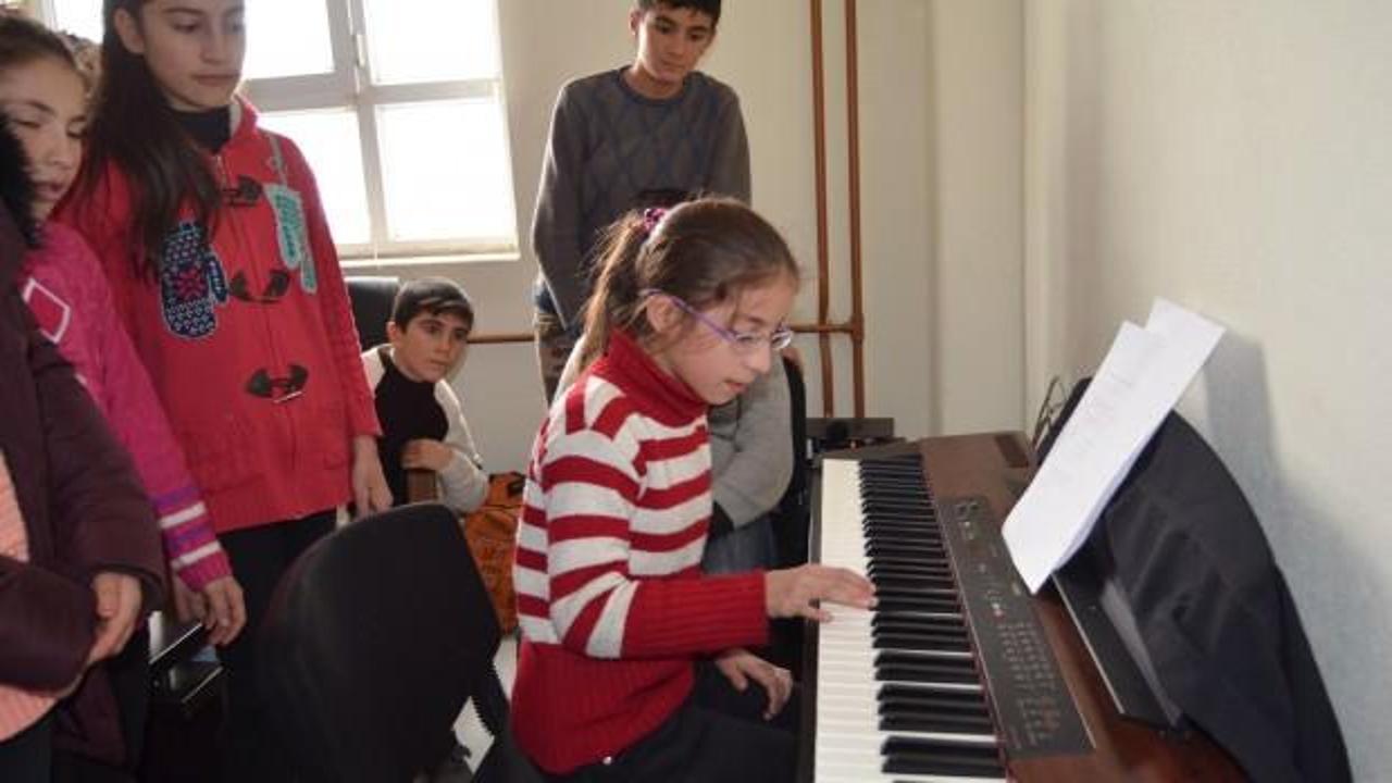 K&ouml;y okulunda &ouml;ğrencilere piyano eğitimi