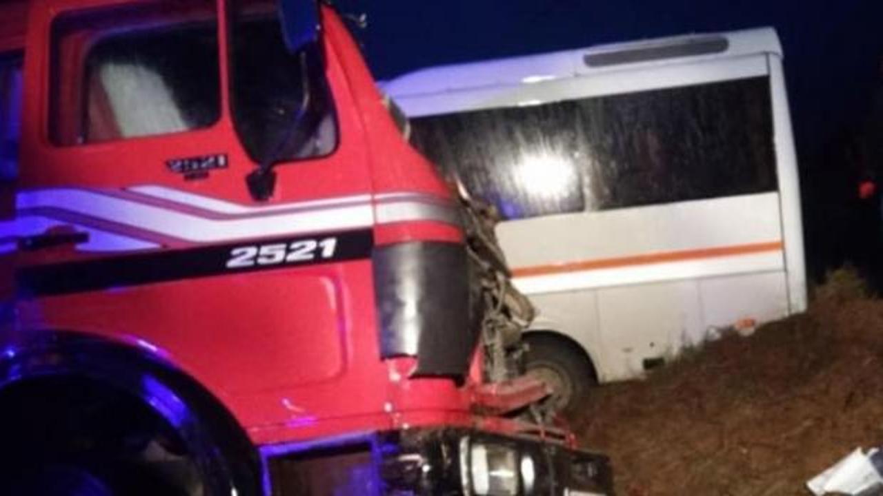 Feci kaza: Öğrenci servisi ile kamyon çarpıştı!