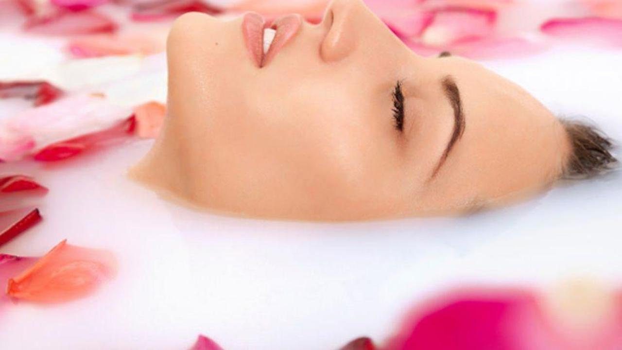 S&uuml;t&uuml;n cilde faydaları nelerdir? Her gece y&uuml;z&uuml;n&uuml;ze s&uuml;t s&uuml;rerseniz...