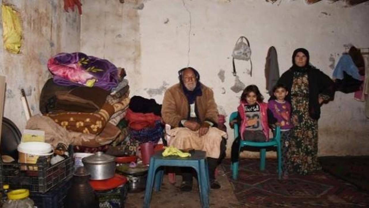 Barakada yaşayan aileye ev hediye etti!