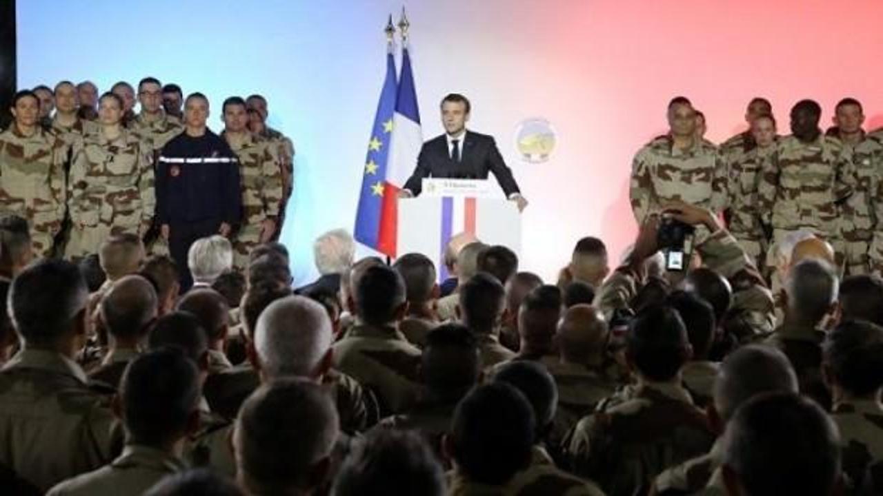 Fransız asker Macron'un yanında bayıldı!