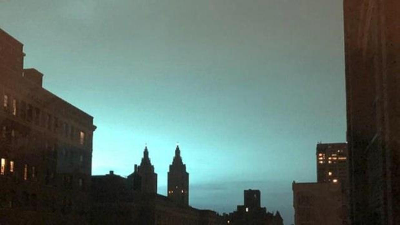 New York'ta esrarengiz mavi ışık paniği!