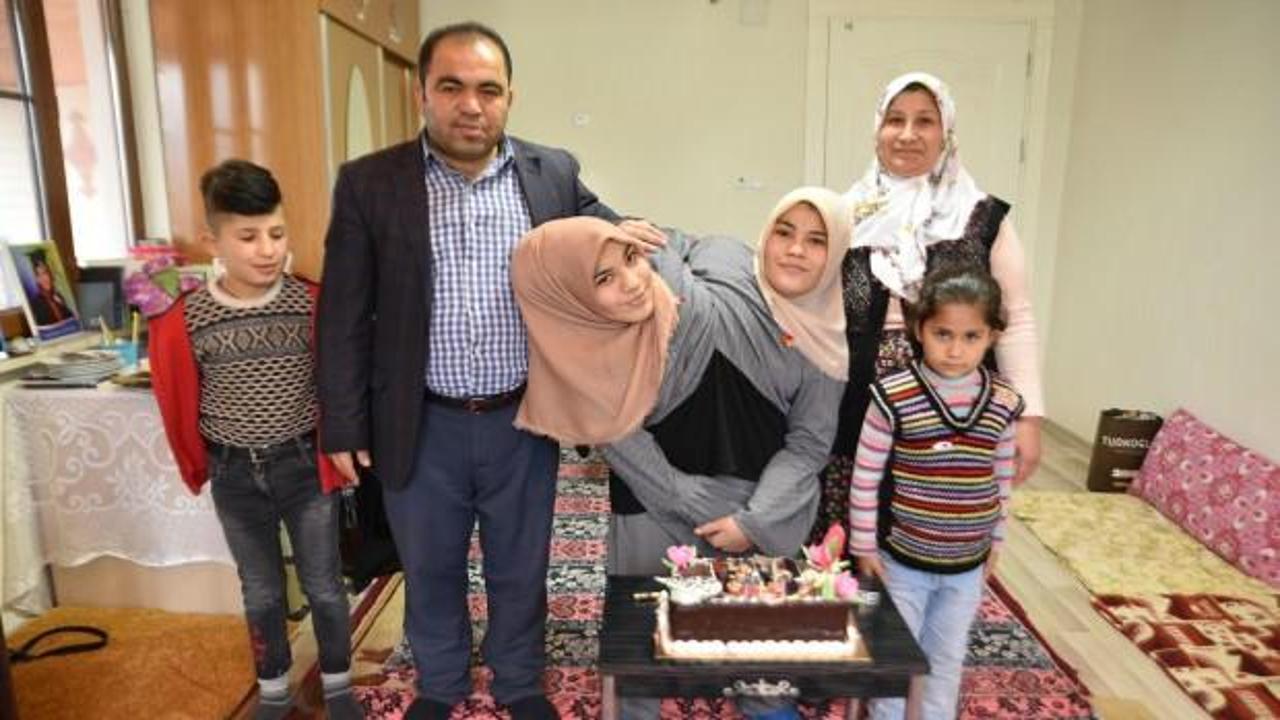 AK Partili başkan siyam ikizlerini şaşırttı!