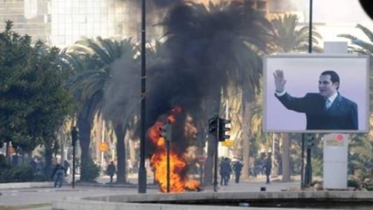 Tunus'ta gazeteci kendini yaktı! Çatışma yaşandı