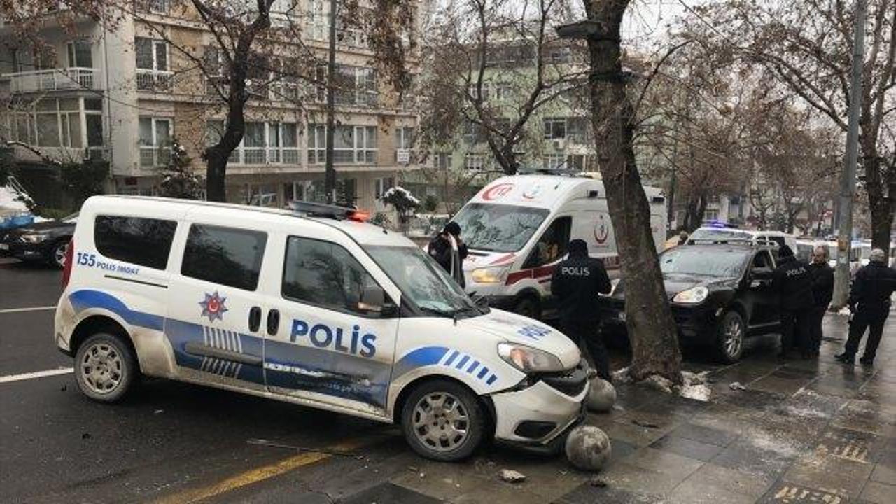 Hatalı park edilen otomobile polis aracı çarptı: 2 yaralı