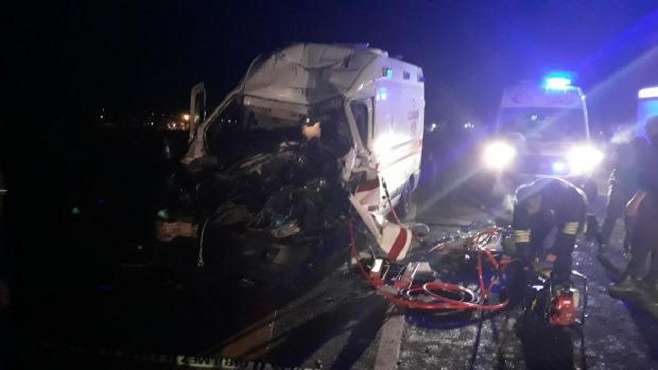 Ambulans TIR'a çarptı: 3 sağlıkçı yaralı