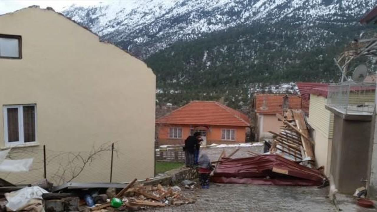 Antalya'da şiddetli fırtına evin çatısını uçurdu