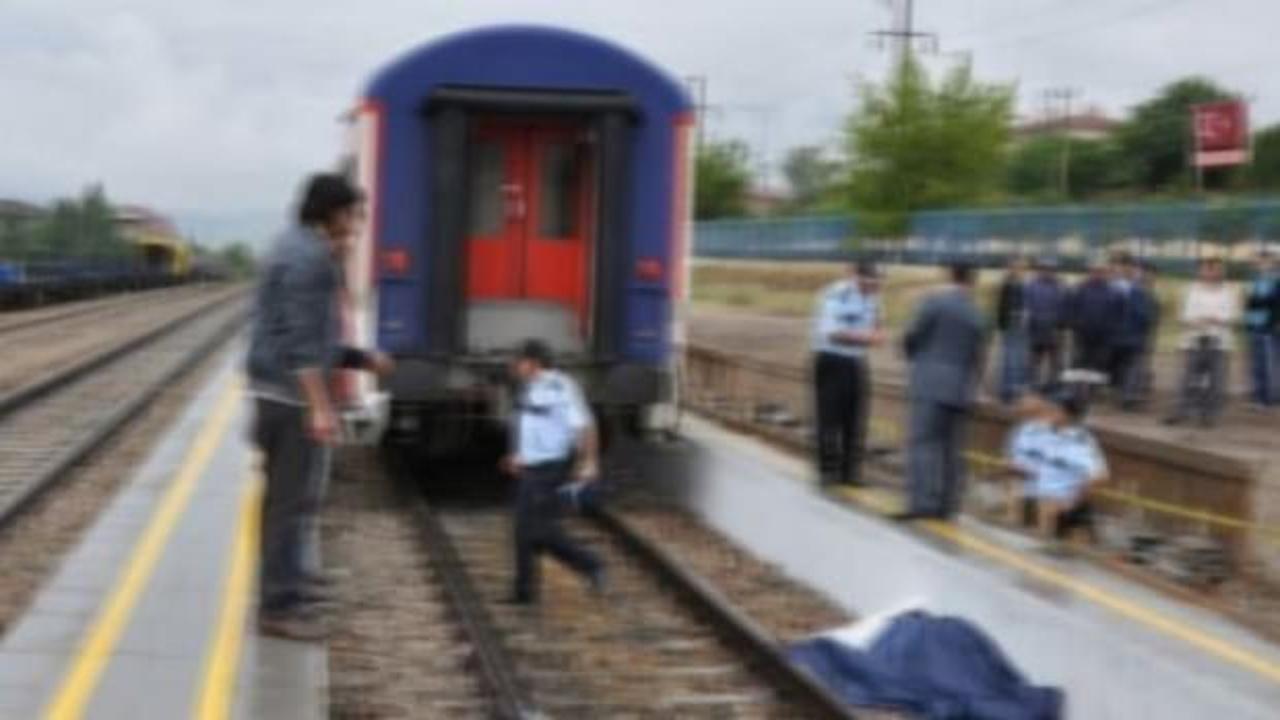 Feci &ouml;l&uuml;m! Trenle peronun arasına sıkıştı