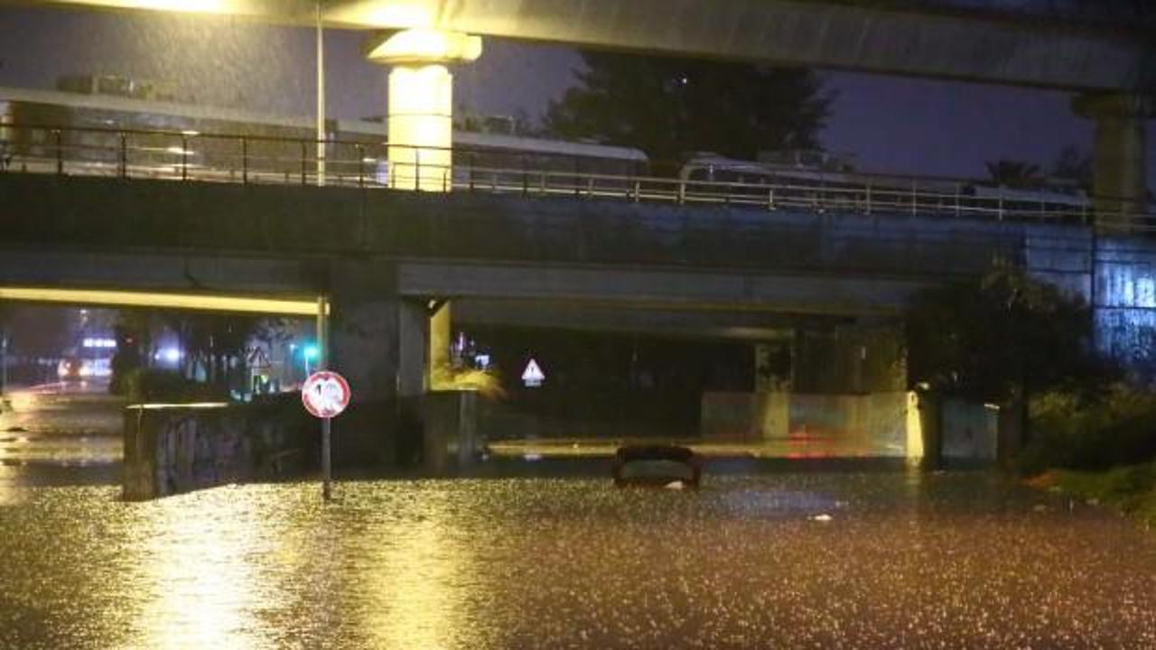 İzmir'de CHP farkı! Araçlar sular altında kaldı
