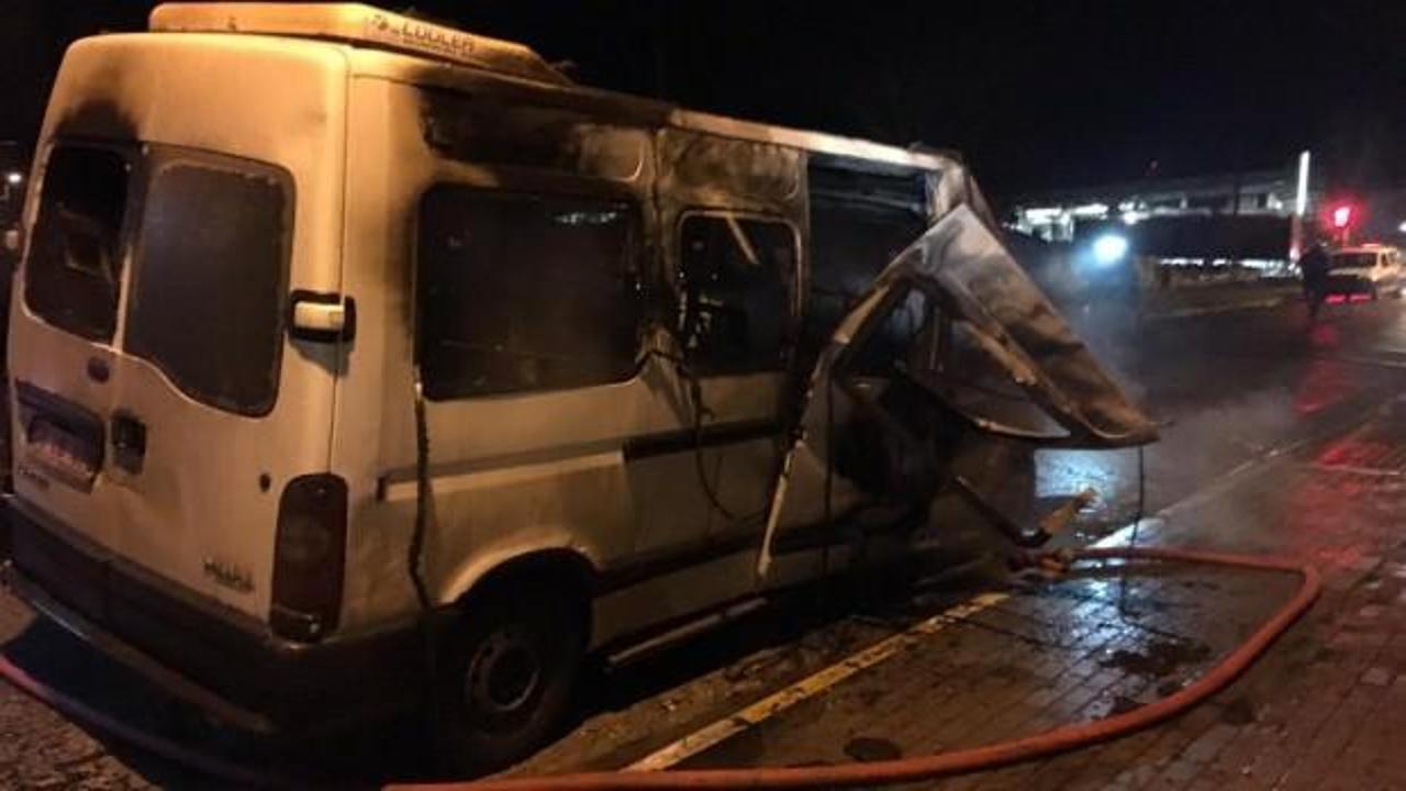 Seyir halindeki minib&uuml;s alev topuna d&ouml;nd&uuml;