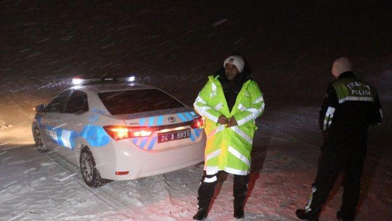 Erzincan'da ulaşıma kar ve tipi engeli